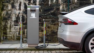 Um ponto de carregamento de veículo elétrico plug-in em Stavanger, Noruega (Bloomberg)