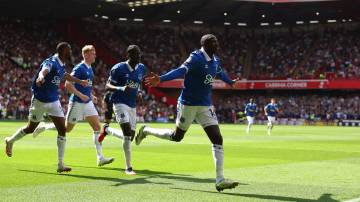 Abdoulaye Doucoure, do Everton, comemora após marcar o primeiro gol da equipe durante a partida da Premier League entre Sheffield United e Everton FC no Bramall Lane em 02 de setembro de 2023, em Sheffield, Inglaterra (George Wood/Getty Images)