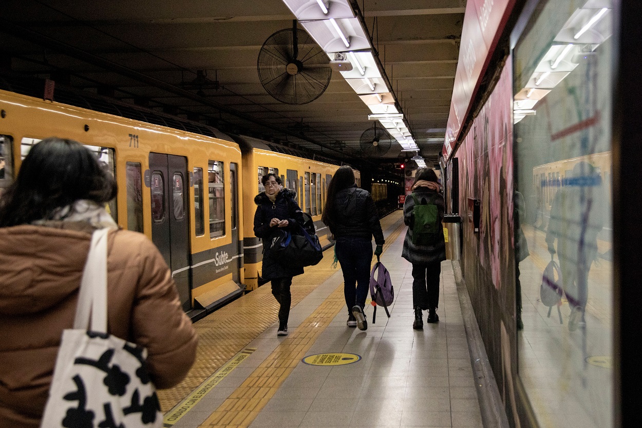 Passageiros em uma estação de metrô em Buenos Aires (Anita Pouchard Serra/Bloomberg)