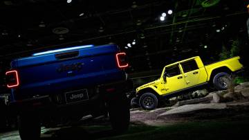 Os carros Jeep Gladiator Mojave 2024, à esquerda, e Jeep Gladiator Rubicon 2024 durante o Salão Internacional do Automóvel da América do Norte de 2023 em Detroit, Michigan, EUA, na quarta-feira, 13 de setembro de 2023 (Nic Antaya/Bloomberg)