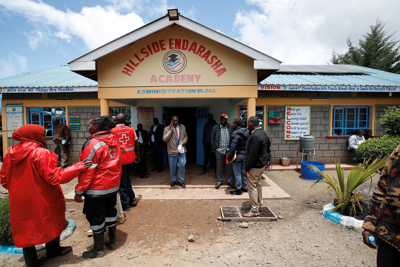 Pessoas se reúnem na Hillside Endarasha Academy, após um incêndio fatal que matou e feriu vários alunos, em Kieni, no Condado de Nyeri, Quênia, em 6 de setembro de 2024. REUTERS/Monicah Mwangi