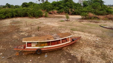 Barco encalhado devido à seca que afeta o rio Negro, maior afluente esquerdo do rio Amazonas