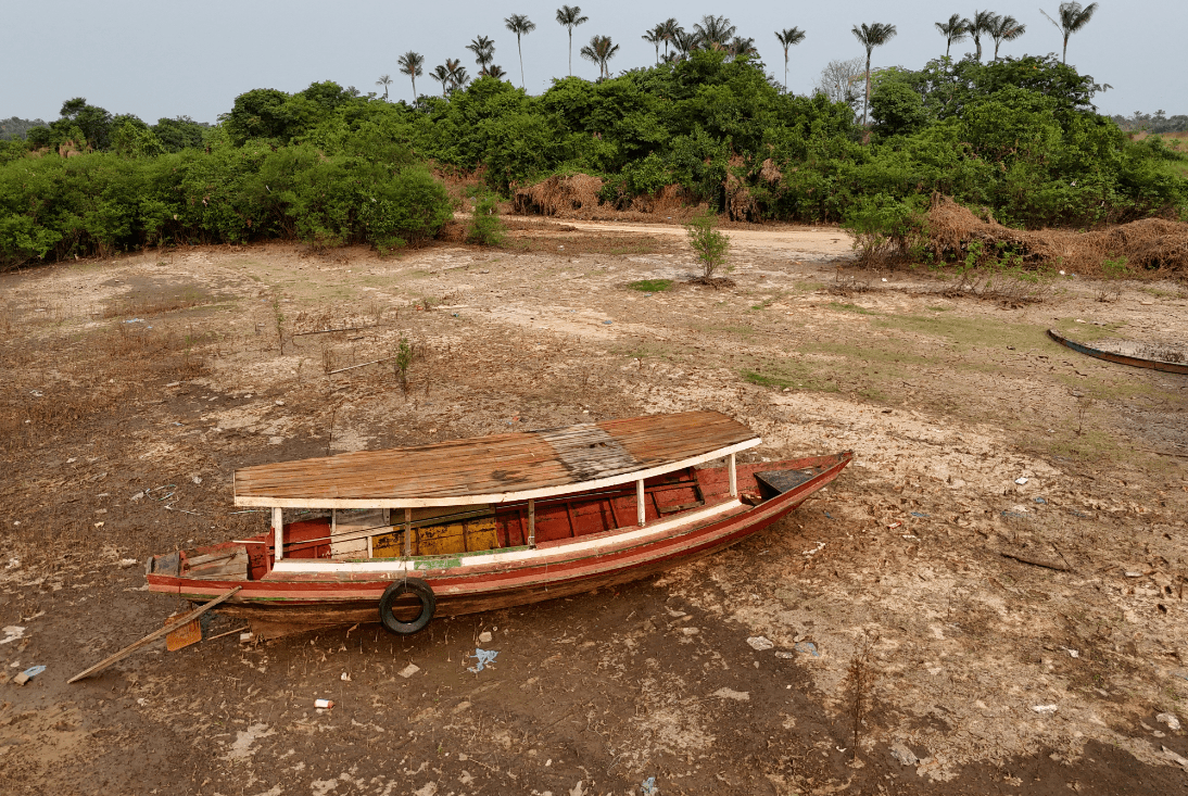 Barco encalhado devido à seca que afeta o rio Negro, maior afluente esquerdo do rio Amazonas (REUTERS/Bruno Kelly)