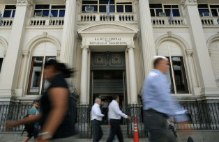 Transeuntes passam em frente ao banco central da Argentina em Buenos Aires