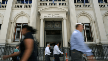 Transeuntes passam em frente ao banco central da Argentina em Buenos Aires