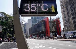 Pedestres e motoristas enfrentam forte calor e baixo nível de umidade do ar na Avenida Paulista, em São Paulo, onde o termômetro registra 35ºC. -