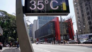 Pedestres e motoristas enfrentam forte calor e baixo nível de umidade do ar na Avenida Paulista, em São Paulo, onde o termômetro registra 35ºC. -