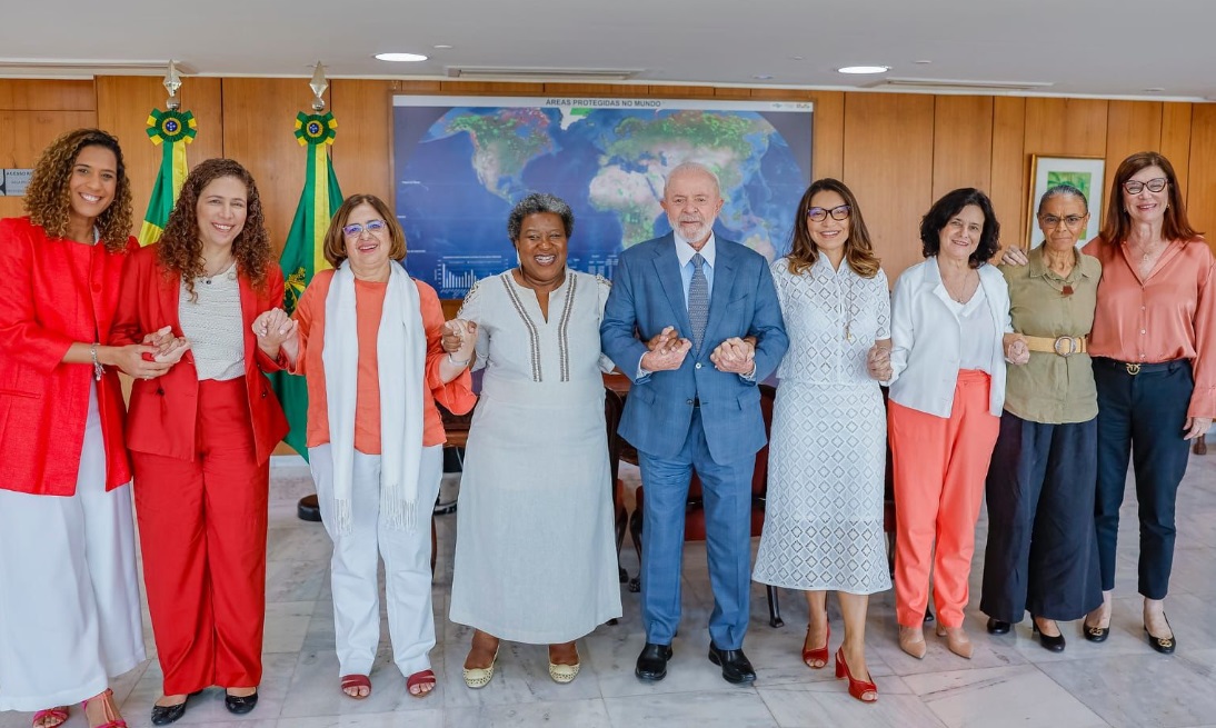 A cerimônia de posse da ministra Macaé Evaristo (Direitos Humanos e Cidadania) contou com a presença de outras ministras do governo Lula, como Anielle Franco (Igualdade Racial), Nísia Trindade (Saúde), Esther Dweck (Gestão e Inovação em Serviços Públicos) e Marina Silva (Meio Ambiente e Mudança do Clima), além da primeira-dama, a socióloga Rosângela Lula da Silva, a Janja