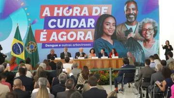 O presidente Luiz Inácio Lula da Silva (PT) e a ministra da Saúde, Nísia Trindade, durante anúncio no Palácio do Planalto (Foto: José Cruz/Agência Brasil)