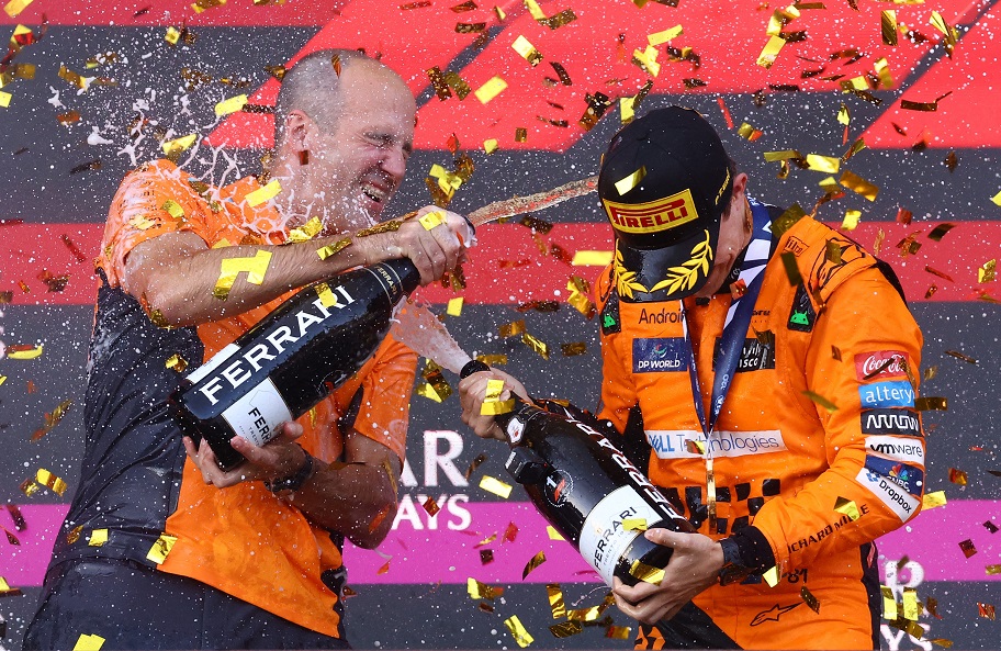 Fórmula Um F1 - Grande Prêmio do Azerbaijão - Circuito da Cidade de Baku, Baku, Azerbaijão - 15 de setembro de 2024. Oscar Piastri, da McLaren, celebra no pódio após vencer o Grande Prêmio do Azerbaijão. REUTERS/Hannah Mckay