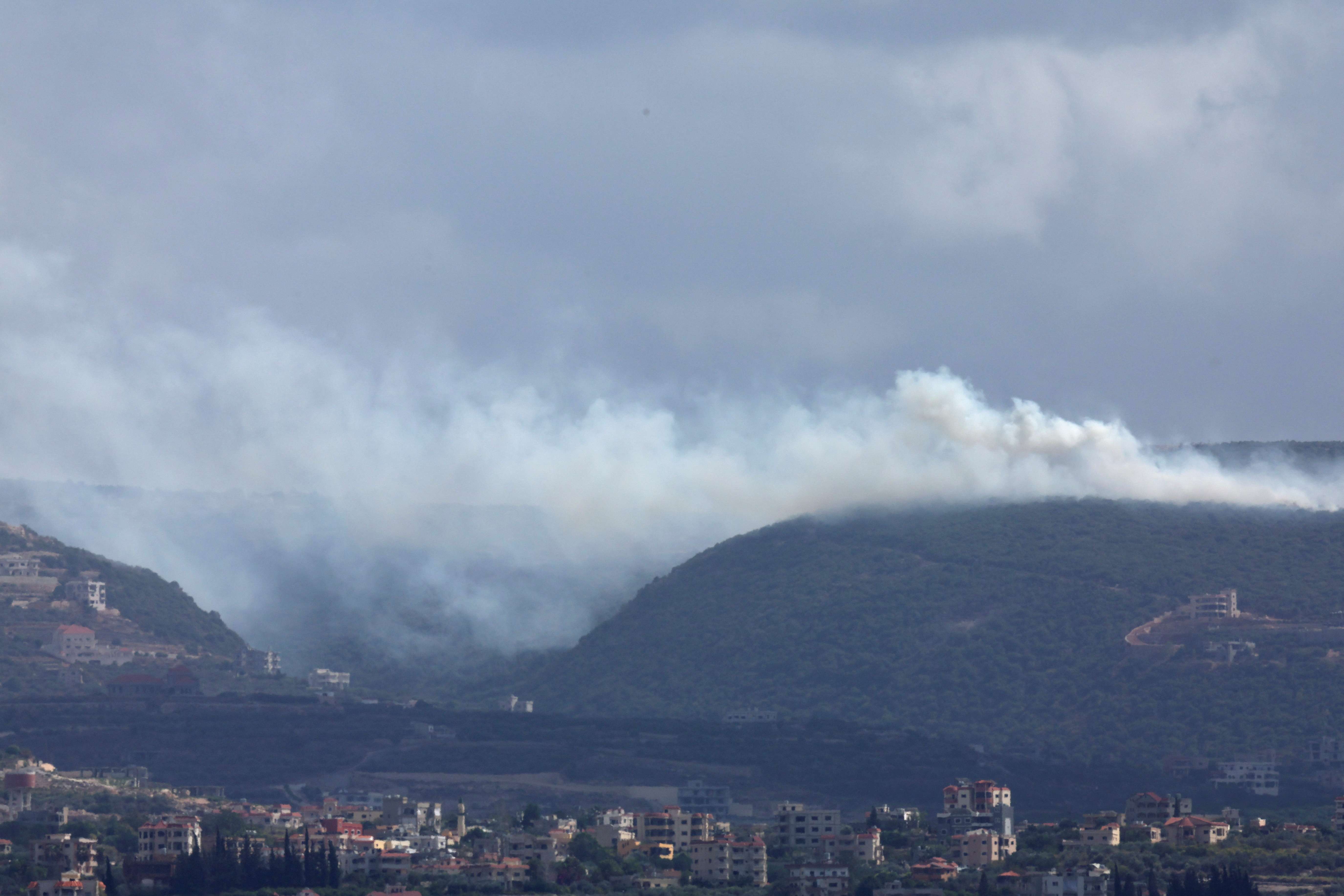 Fumaça sobe em meio às hostilidades entre o Hezbollah e as forças israelenses, em Tiro, no sul do Líbano - 01/10/2024 (Foto: Aziz Taher/Reuters)