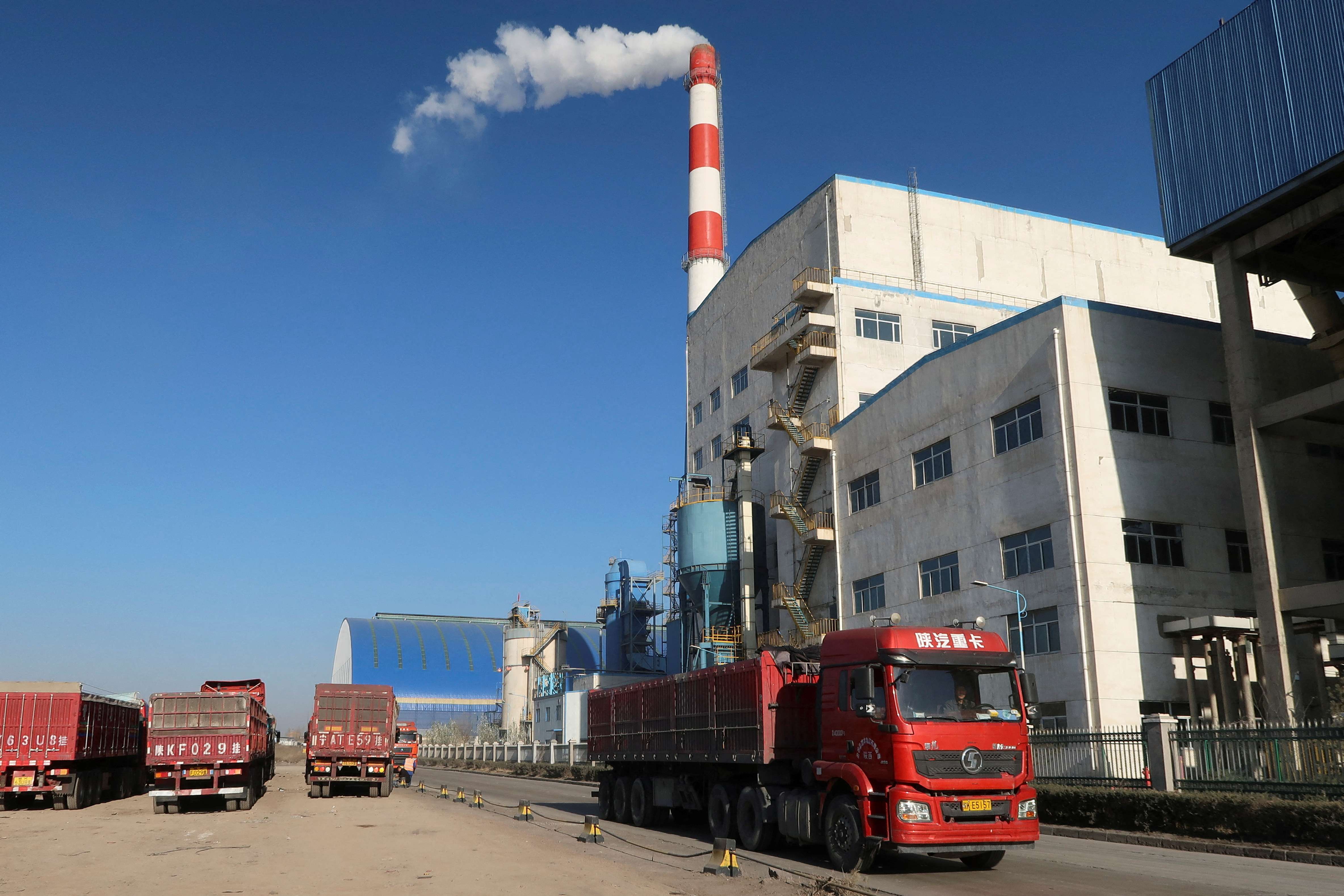 Caminhão passa por fábrica química perto do parque industrial de Jinjie, em Shenmu, na China - 20/11/2023 (Foto: Ella Cao/Reuters)