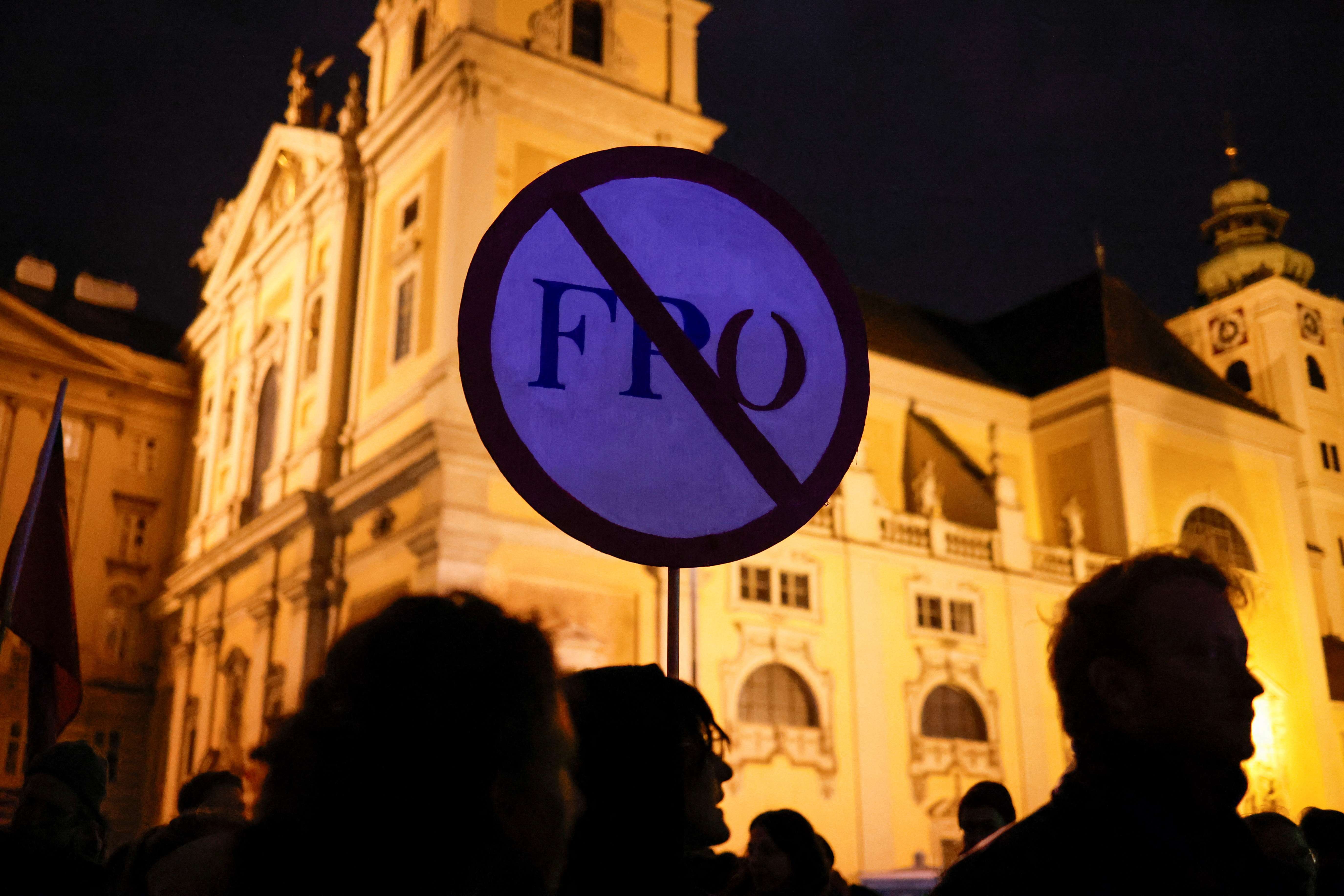 Pessoas participam em Viena de protesto contra o Partido da Liberdade após eleições gerais - 03/10/2024  (Foto: Lisa Leutner/Reuters)