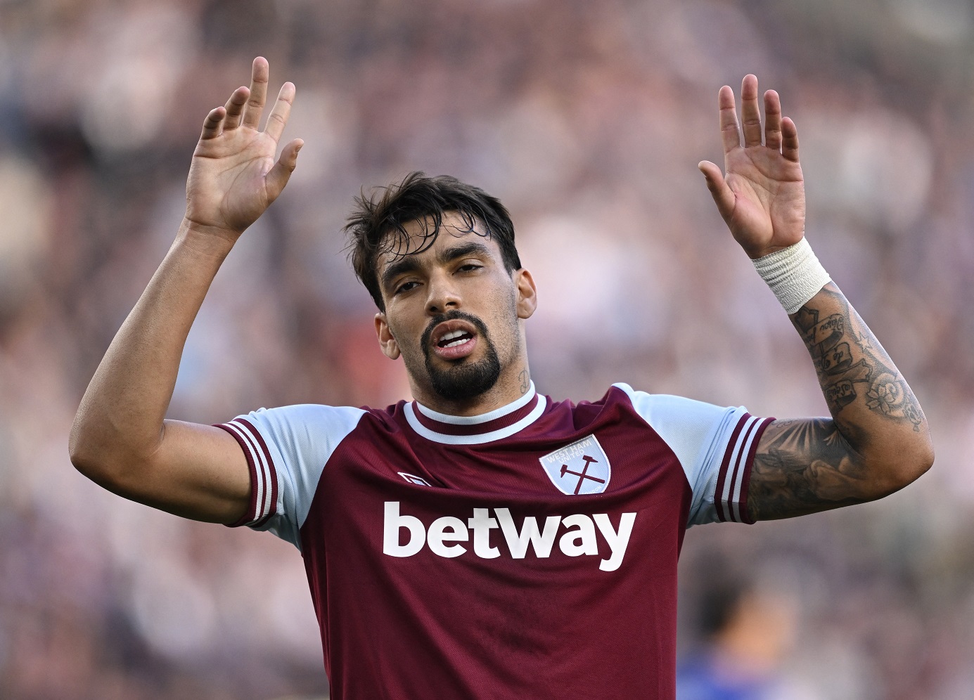 Lucas Paquetá, do West Ham United, comemora o quarto gol com Jarrod Bowen. REUTERS/Tony O'Brien