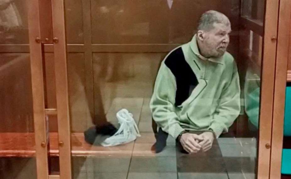 Stephen Hubbard, cidadão americano acusado de lutar pela Ucrânia contra a Rússia, é visto dentro de um recinto para réus em audiência judicial em Moscou - 07/10/2024 (Foto: Moscow City Court Press Service/via Reuters)