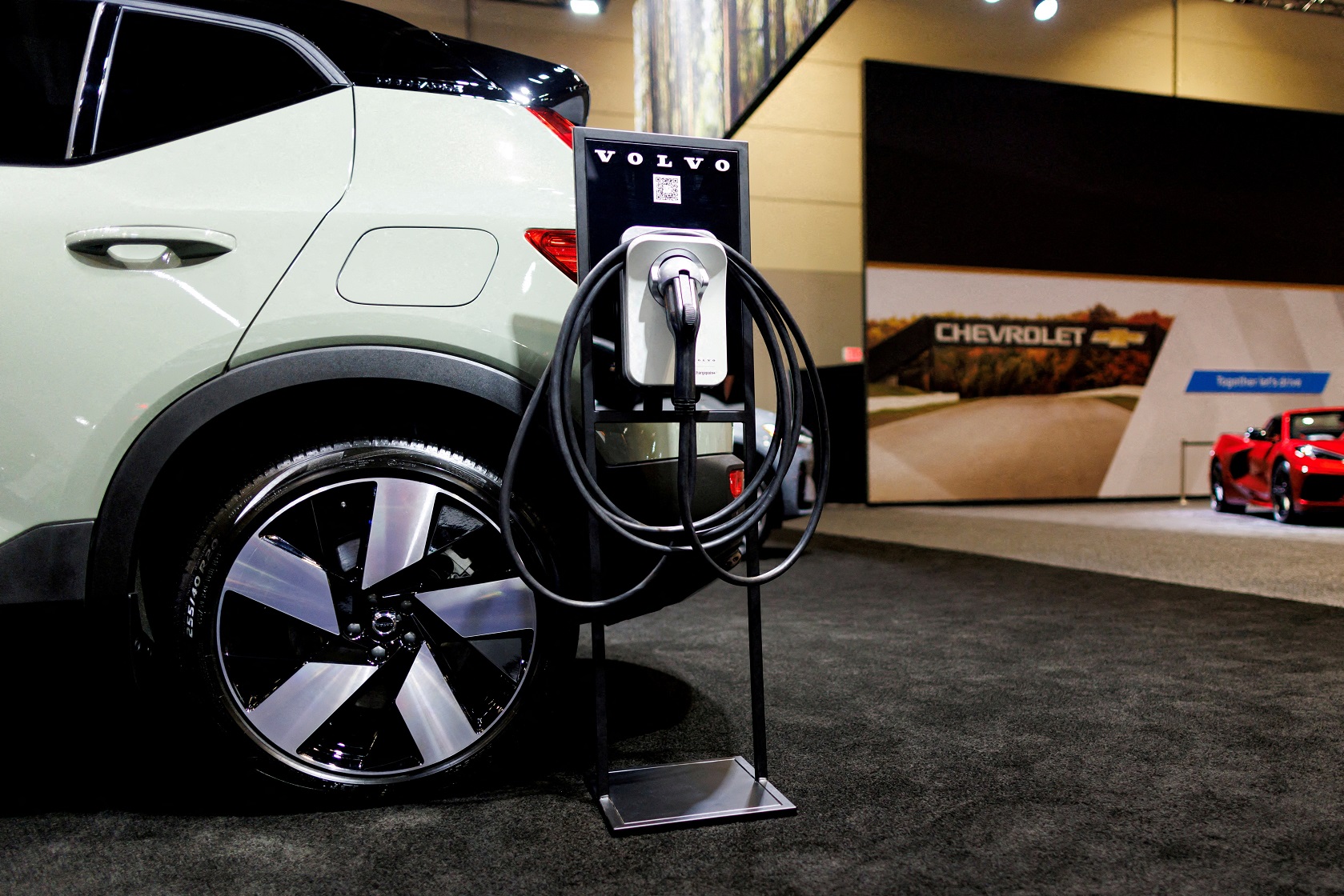 Um ponto de carregamento da Volvo para um veículo elétrico no Canadian International Auto Show em Toronto, Ontário, Canadá, em 15 de fevereiro de 2024. REUTERS/Cole Burston/Foto de Arquivo