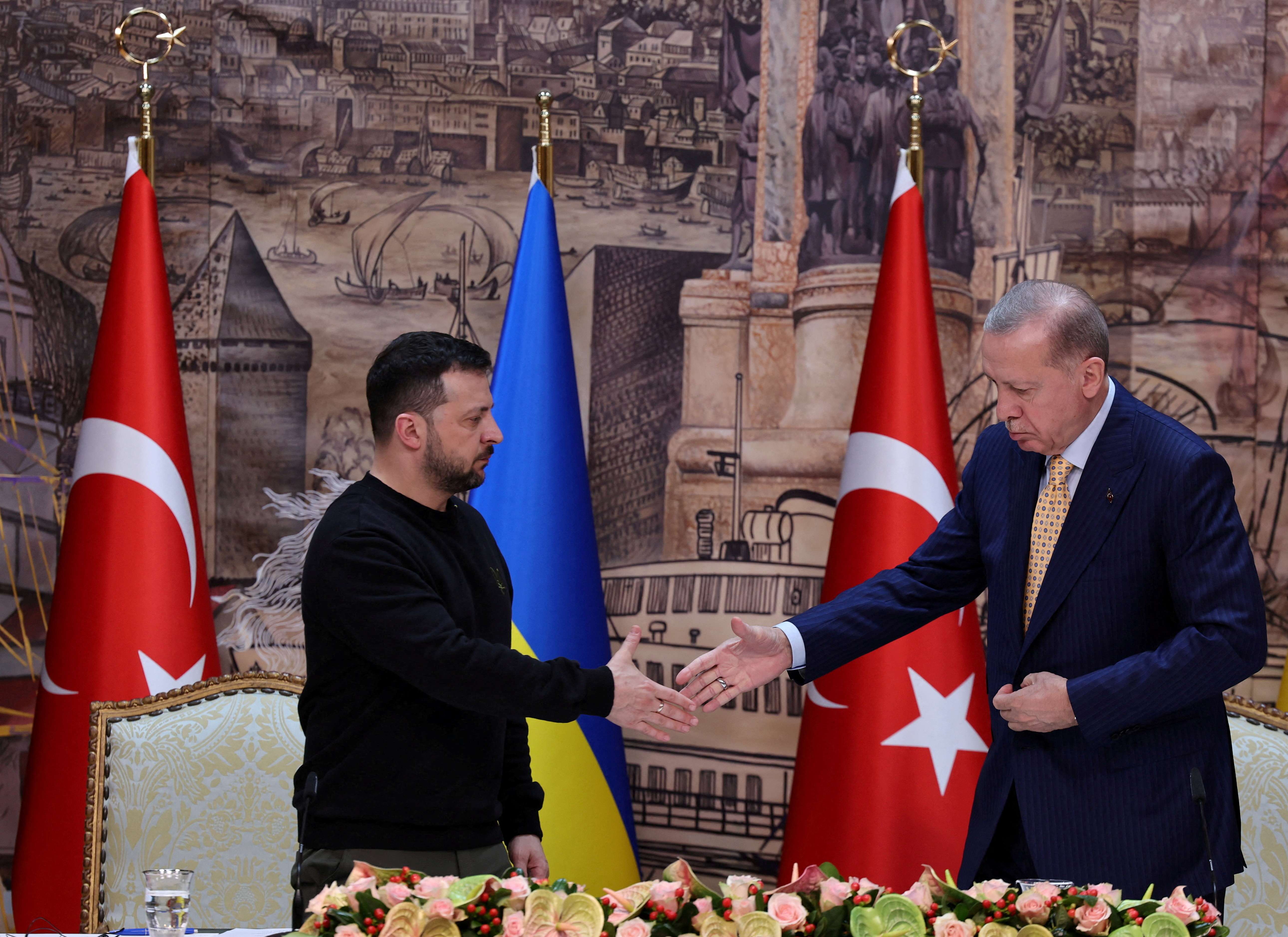 Os presidentes Volodymyr Zelensky (Ucrânia) e Tayyip Erdogan (Turquia) em Istambul - 08/3/2024 (Foto: Umit Bektas/Reuters)