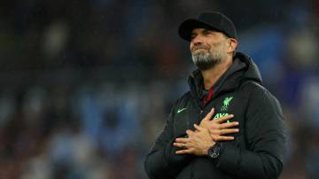 O ex-técnico do Liverpool, Jurgen Klopp, agradece torcedores após a partida. Action Images via Reuters/Andrew Boyers