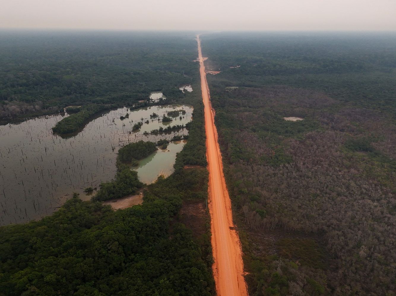 Imagem de drone mostra a BR-319 no meio da floresta amazônica no Estado do Amazonas
09/09/2024
REUTERS/Bruno Kelly