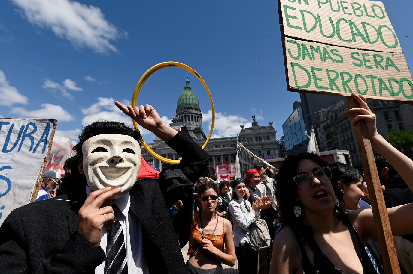 Estudantes protestam em frente ao Congresso Nacional após os legisladores não conseguirem derrubar o veto do presidente argentino Javier Milei a uma lei de financiamento universitário, em Buenos Aires, Argentina, em 9 de outubro de 2024. REUTERS/Martin Cossarini