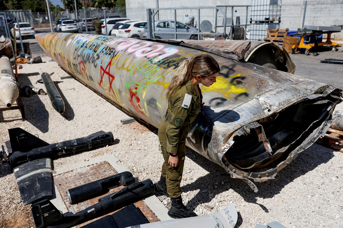 Soldada israelense fica ao lado dos restos de míssil balístico Emad na base militar de Julis, dias após ataque do Irã a Israel, no sul de Israel
09/10/2024
REUTERS/Amir Cohen