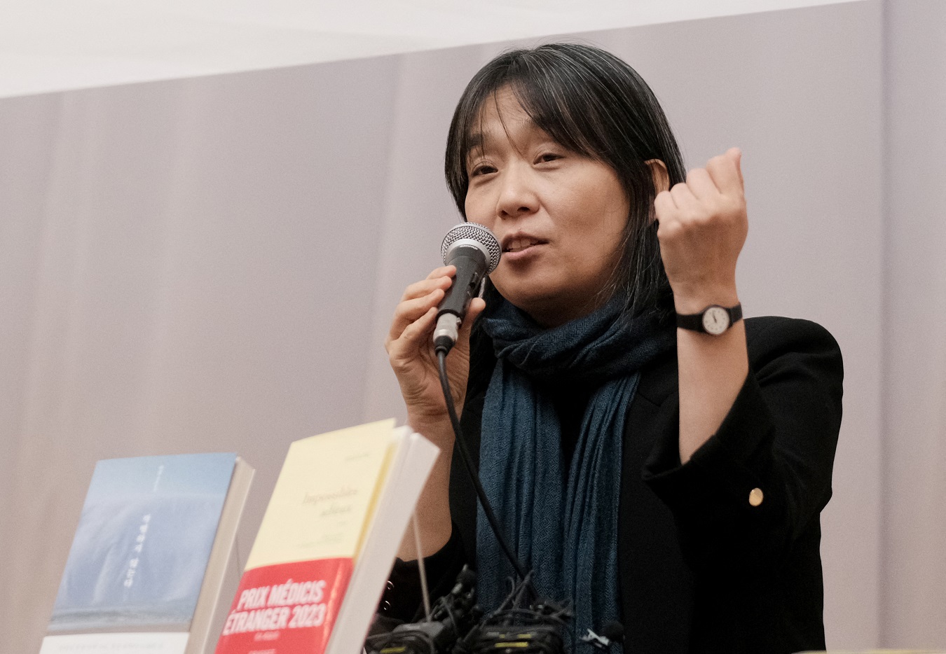 A autora sul-coreana Han Kang, vencedora do Prêmio Nobel de Literatura de 2024, participa de uma coletiva de imprensa em Seul, Coreia do Sul, nesta foto tirada em 14 de novembro de 2023 (Yonhap via REUTERS)