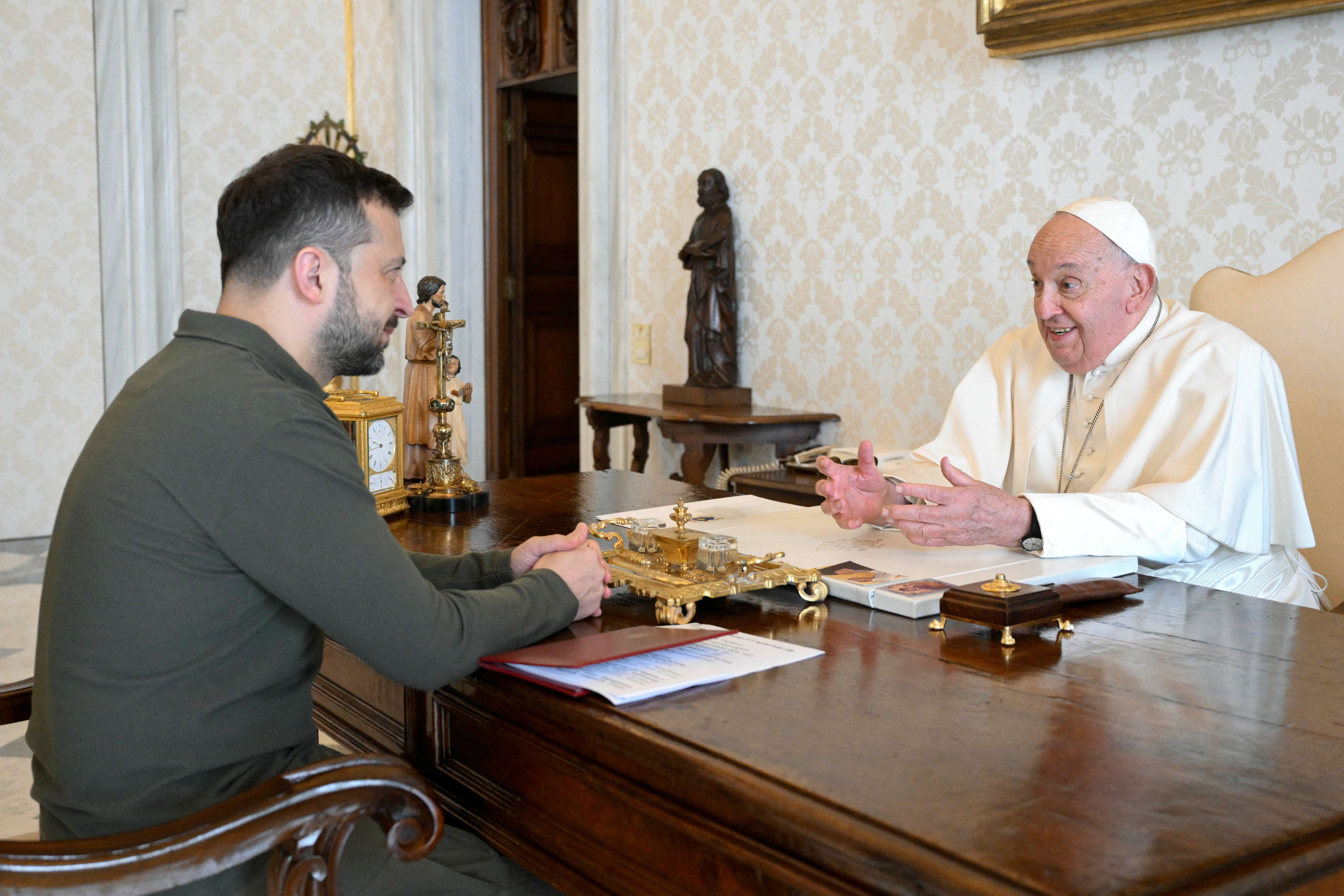 Volodymyr Zelensky e papa Francisco no Vaticano - 11/10/2024 (Foto: Divulgação via Reuters)