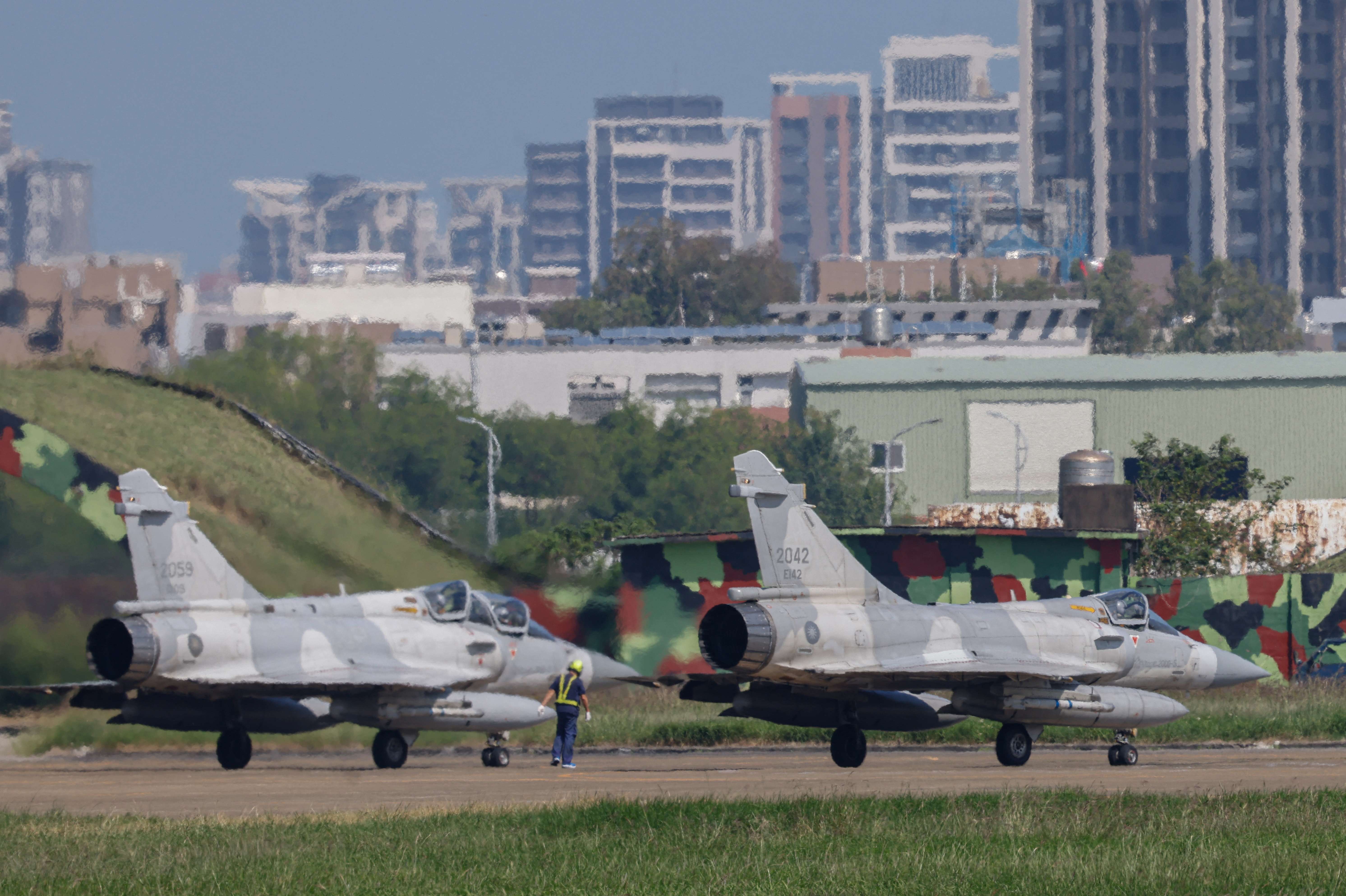 Caças Mirage 2000, da Força Aérea de Taiwan, se preparam para decolagem na Base Aérea de Hsinchu -  14/10/2024 (Foto: Tyrone Siu/Reuters)