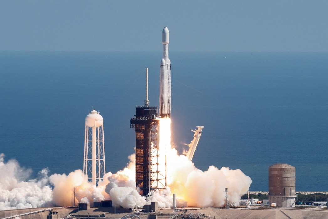 Um foguete Falcon Heavy da SpaceX é lançado para a missão Europa Clipper, que estuda uma das 95 luas de Júpiter, no Centro Espacial Kennedy, em Cabo Canaveral, Flórida, EUA, em 14 de outubro de 2024. REUTERS/Joe Skipper