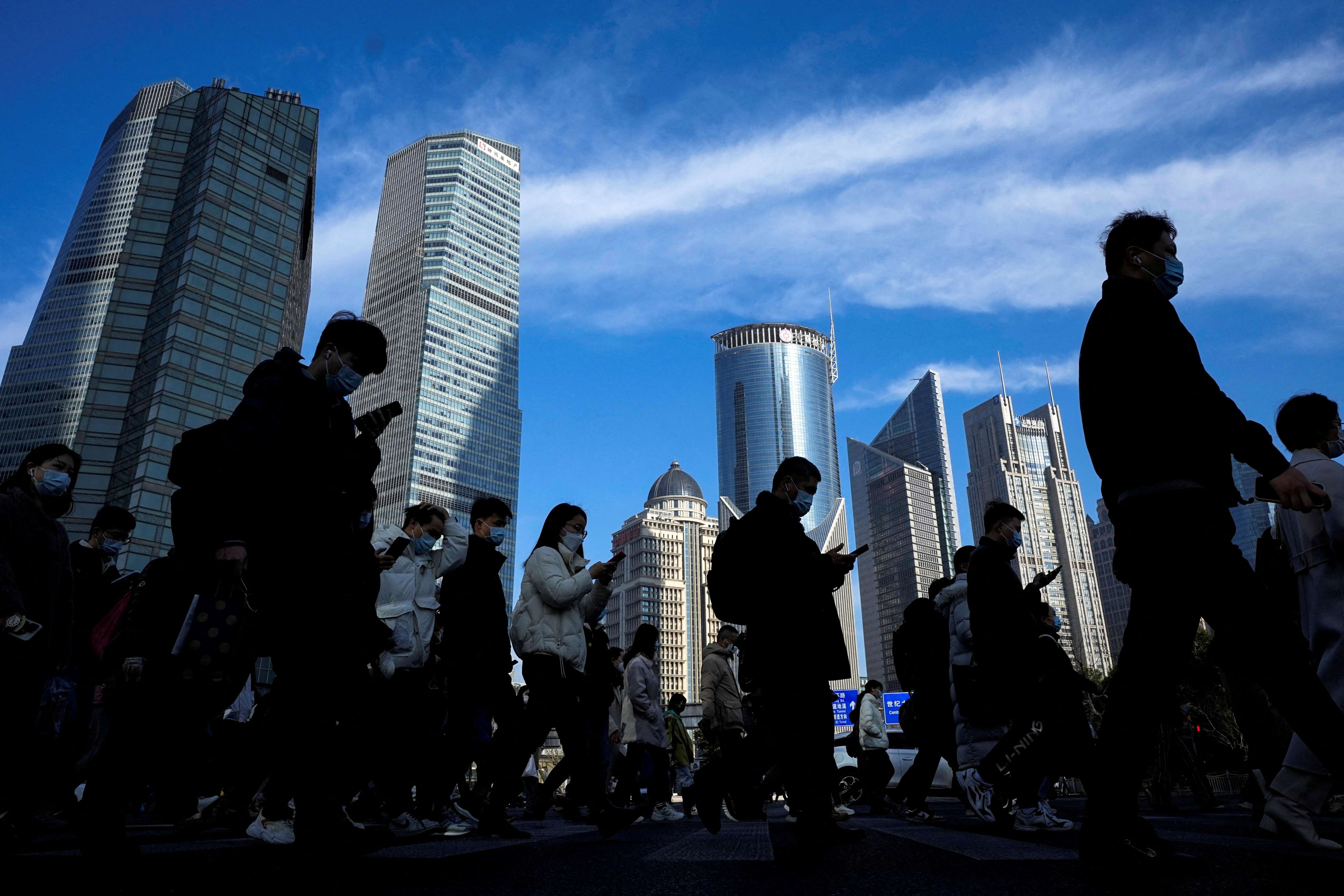 Pessoas caminham no distrito financeiro de Xangai - 28/02/2023 (Foto: Aly Song/Reuters)