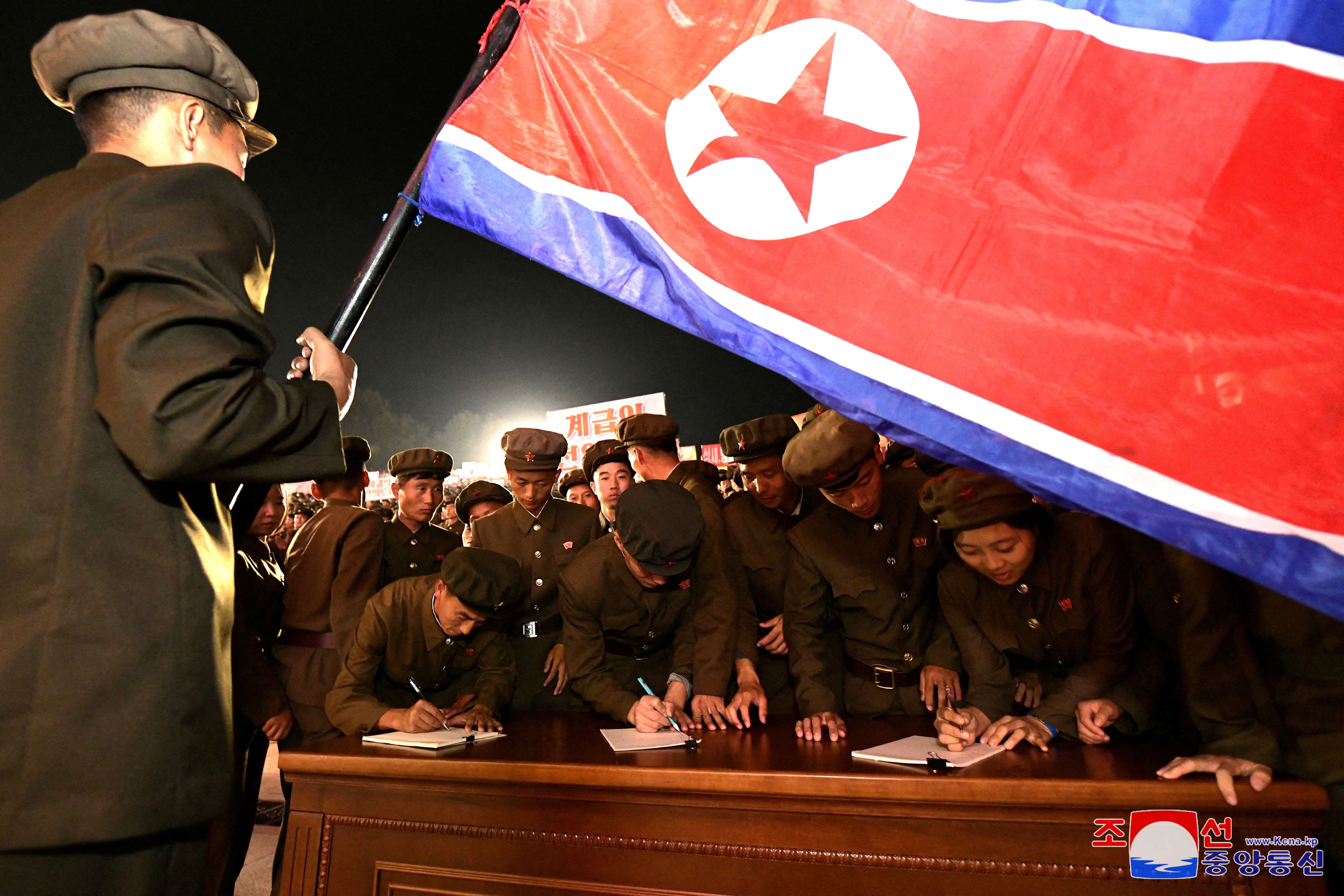 Jovens assinam petições para alistamento no Exército da Coreia do Norte - 16/10/2024 (Foto: KCNA via Reuters)