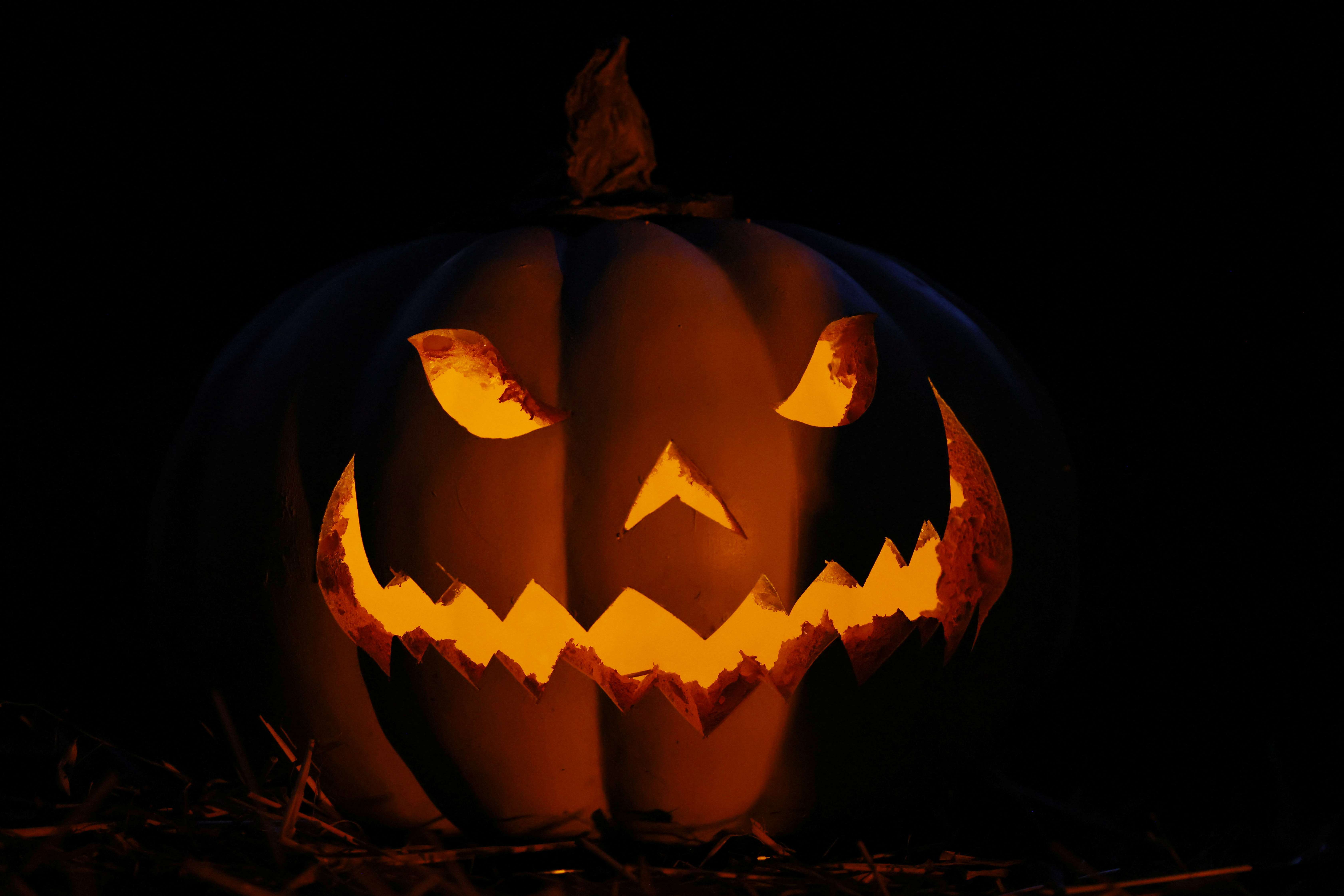 Abóbora esculpida e iluminada para o Halloween no Kew Gardens em Londres - 17/10/2024 (Foto: Hollie Adams/Reuters)