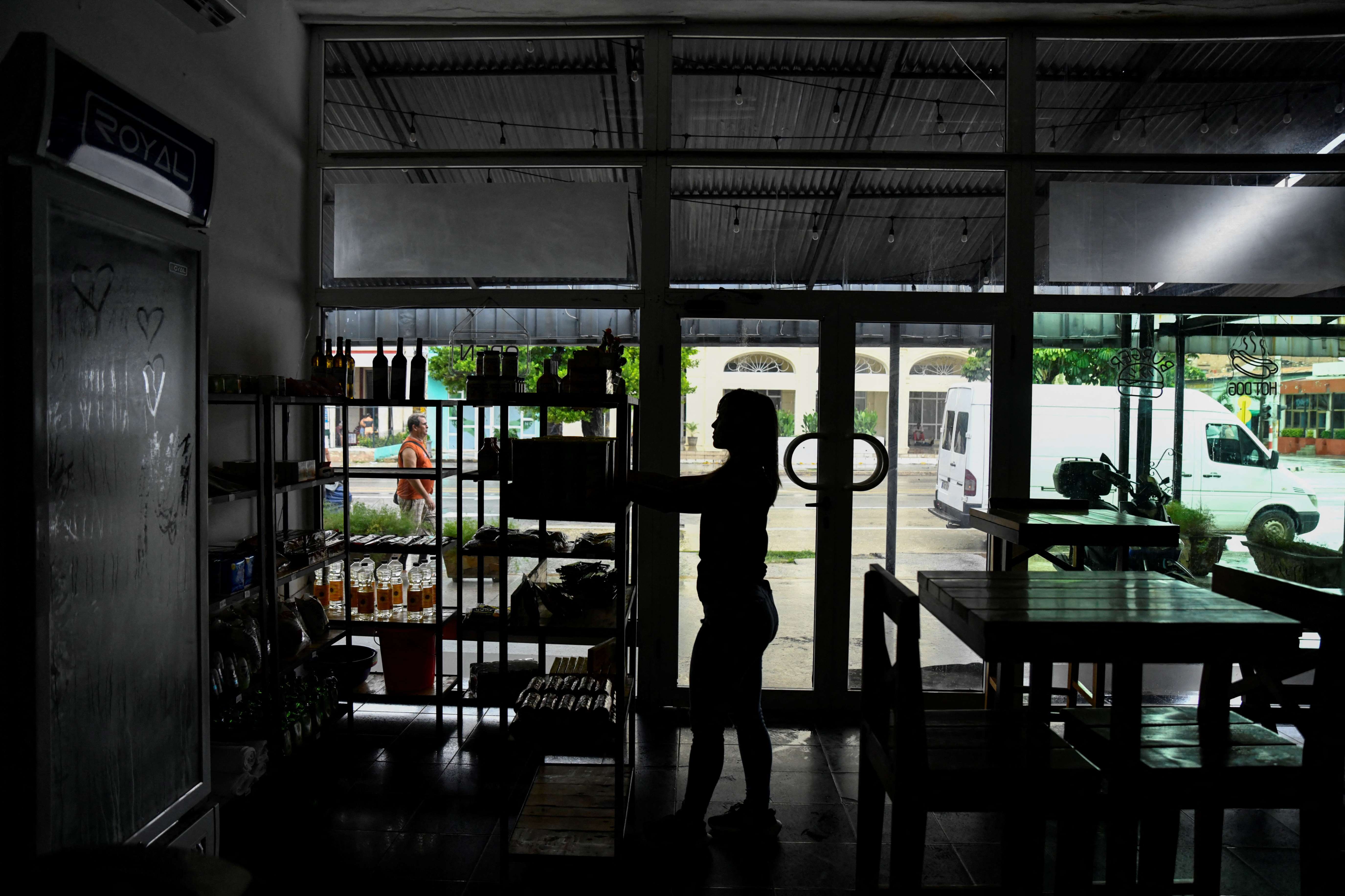 Restaurante durante um apagão em Havana, Cuba - 17/10/2024 (Foto: Norlys Perez/Reuters)