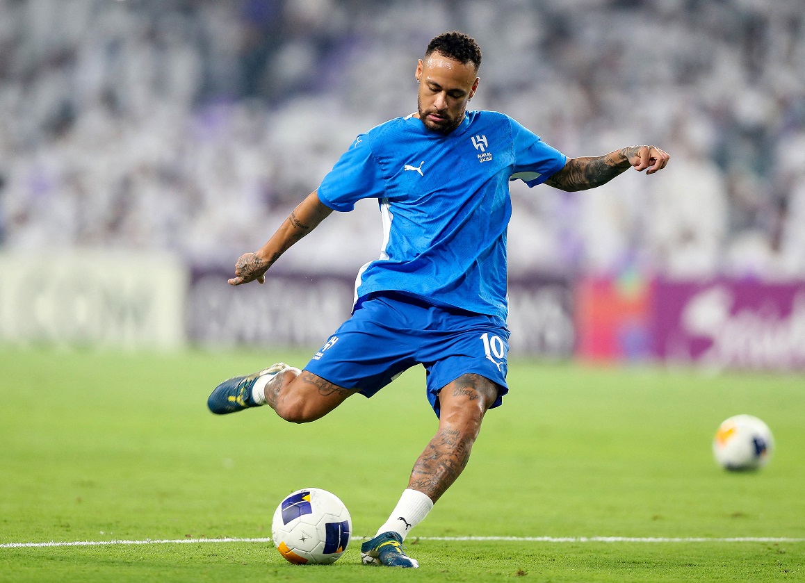 Futebol - Liga dos Campeões da Ásia - Grupo B - Al Ain x Al Hilal - Estádio Hazza bin Zayed, Al Ain, Emirados Árabes Unidos - 21 de outubro de 2024. Neymar, do Al Hilal, durante o aquecimento antes da partida. REUTERS/Walid Zain