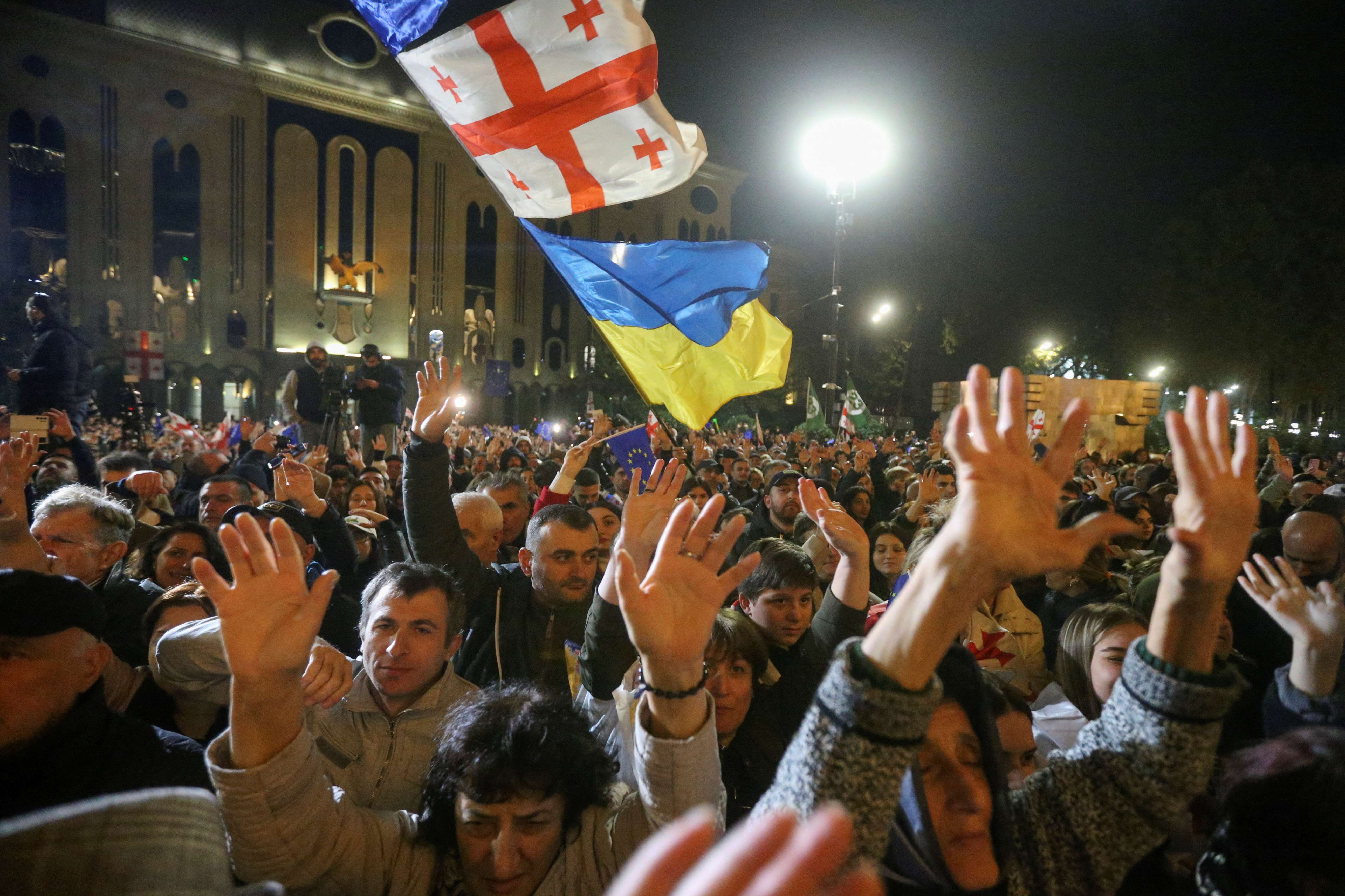 Manifestantes protestam do lado de fora do Parlamento da Geórgia, em Tbilisi - 28/10/2024 (Foto: Irakli Gedenidze/Reuters)