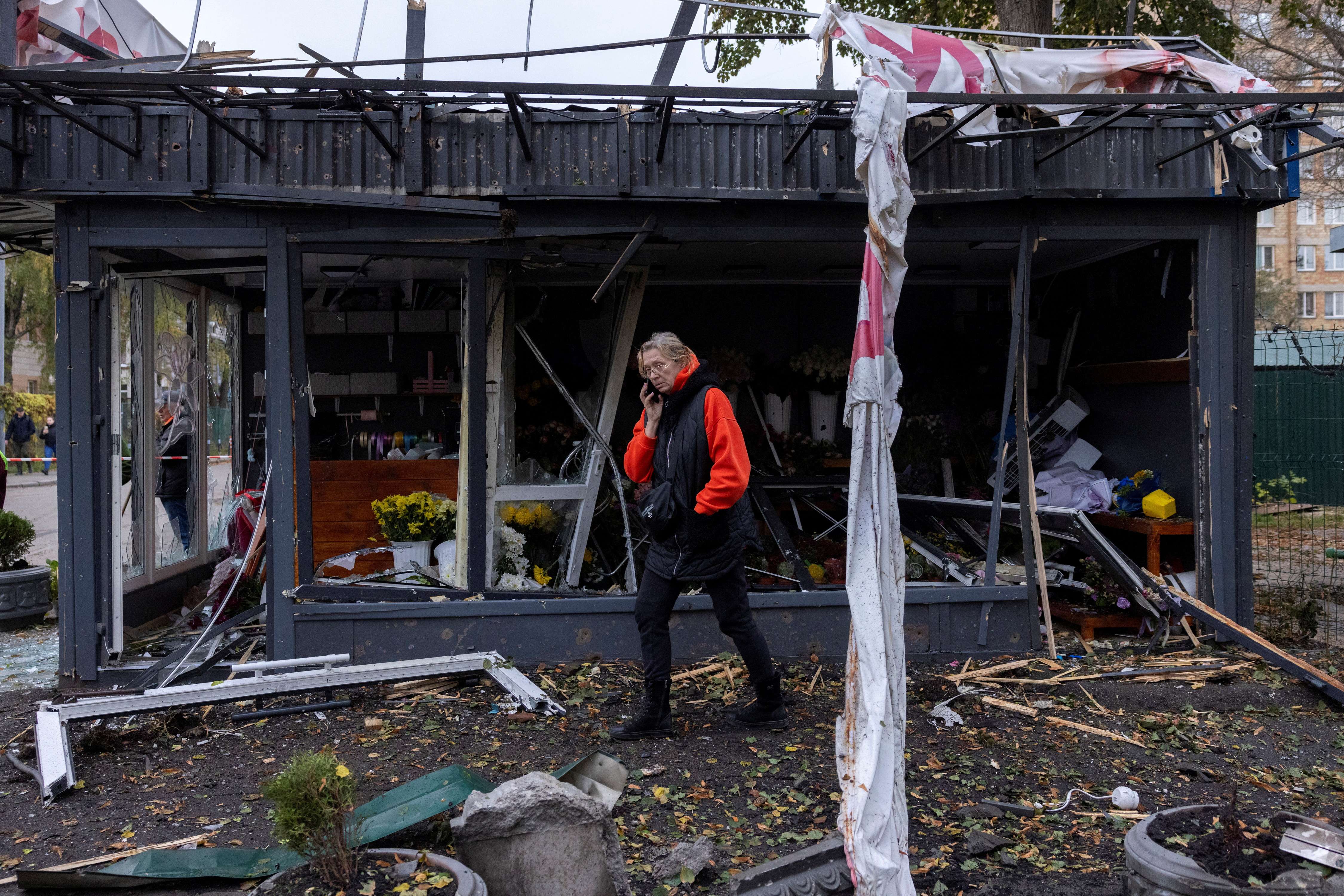 Destruição após ataque russo com drone em Kiev - 29/10/2024 (Foto: Thomas Peter/Reuters)