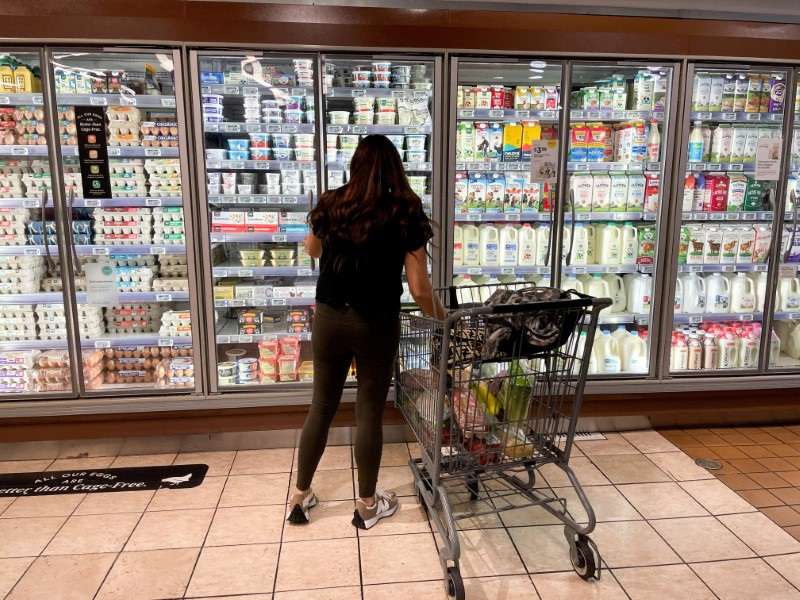 Consumidora em supermercado em Los Angeles, EUA (Foto: Lucy Nicholson/Reuters)