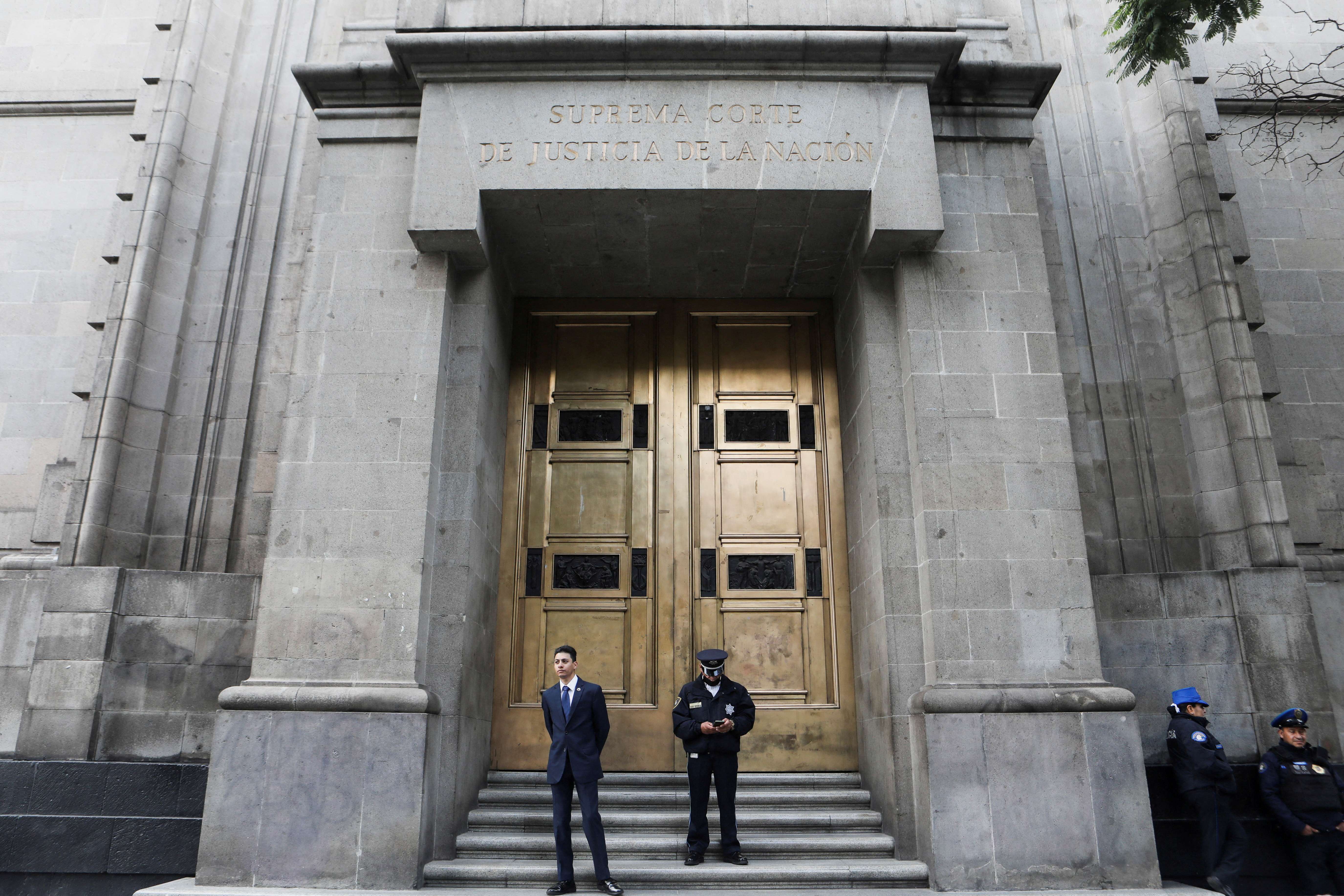 Agentes de segurança se posicionam diante da entrada principal da Suprema Corte do México, na Cidade do México -19/08/2024 (Foto: Paola Garcia/Reuters)