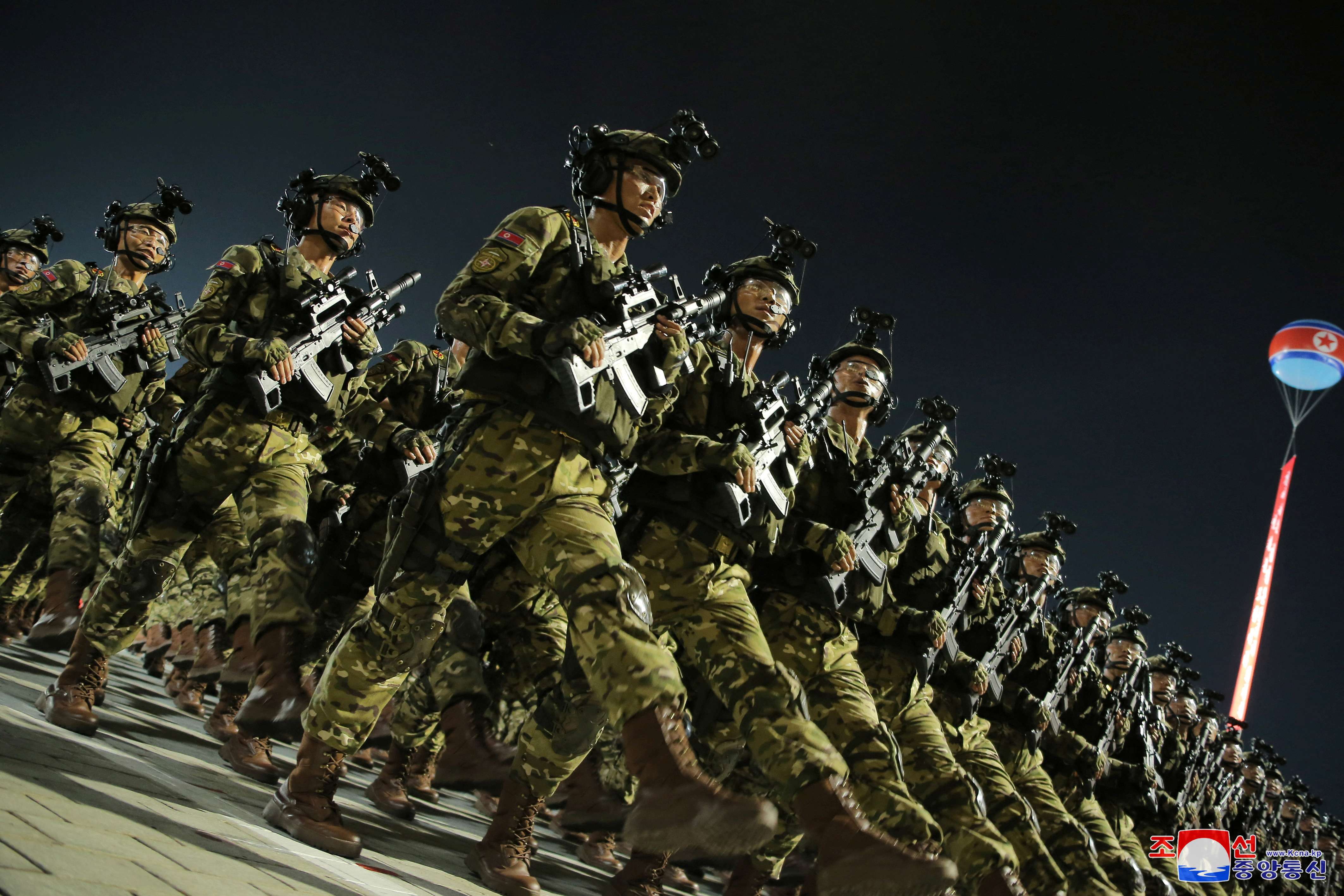 Desfile militar em comemoração ao 70º aniversário do armistício da Guerra da Coreia em Pyongyang, Coreia do Norte (Foto: KCNA via Reuters)