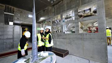 Mulheres sauditas observam maquete da Jeddah Tower antes de uma coletiva de imprensa em 11 de maio de 2017, na cidade do Mar Vermelho, Jeddah (Amer Hilabi/AFP/Getty Images)