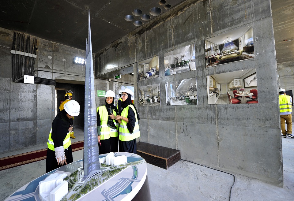 Mulheres sauditas observam maquete da Jeddah Tower antes de uma coletiva de imprensa em 11 de maio de 2017, na cidade do Mar Vermelho, Jeddah (Amer Hilabi/AFP/Getty Images)