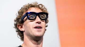 Mark Zuckerberg usa óculos de realidade aumentada Orion durante um evento em 25 de setembro em Menlo Park, Califórnia (David Paul Morris/Bloomberg)