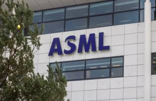 Uma logo na parte externa da sede da ASML em Veldhoven, Países Baixos, na quarta-feira, 24 de janeiro de 2024 (Peter Boer/Bloomberg)