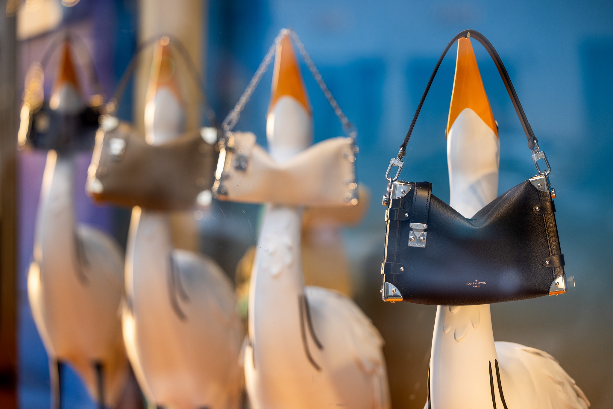 Bolsas em exibição em uma vitrine de uma boutique de luxo da Louis Vuitton em Londres, Reino Unido, na segunda-feira, 14 de outubro de 2024 (Jason Alden/Bloomberg)