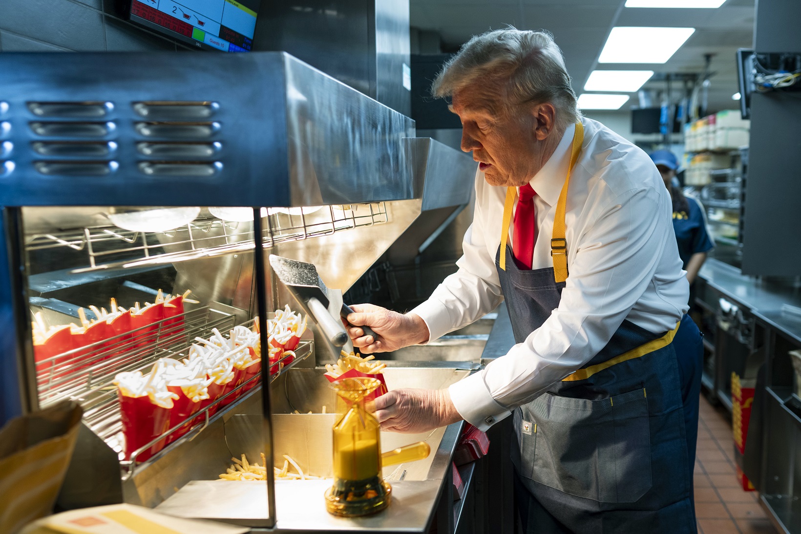 O candidato republicano à presidência, ex-presidente dos EUA Donald Trump, trabalha atrás do balcão durante uma visita ao restaurante McDonald's em 20 de outubro de 2024, em Feasterville-Trevose, Pensilvânia (Doug Mills-Pool/Getty Images)