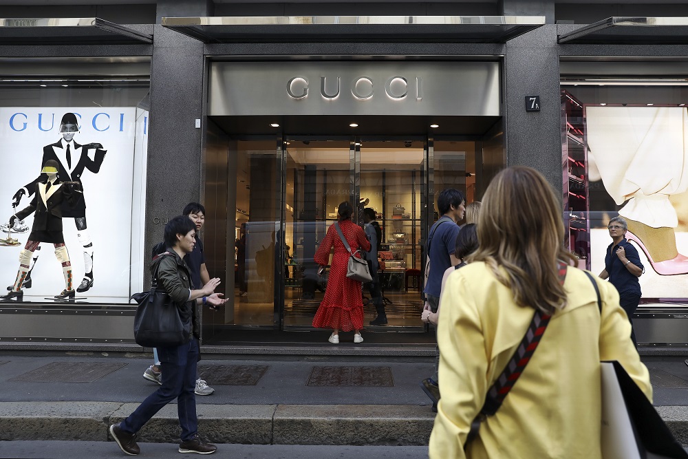 Clientes entram em uma loja Gucci na via Montenapoleone, em Milão, Itália, na terça-feira, 1º de outubro de 2019. Fotógrafa: Alessia Pierdomenico/Bloomberg