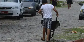 Criança em situação de trabalho infantil (Foto: Valter Campanato/Agência Brasil)