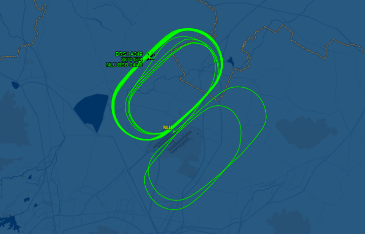 Pilotos voam em círculos para gastar combustível antes que a aeronave retorne ao aeroporto da Cidade do México (Reprodução/FlightAware)