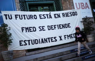 Cartaz de protesto em frente à Faculdade de Medicina da Universidade de Buenos Aires contra os cortes de gastos em educação do governo Milei