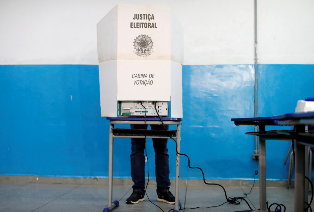 Cabine de votação durante eleição municipal em São Paulo